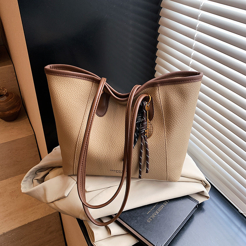 Single-shoulder bag with an oversized compartment under the arm