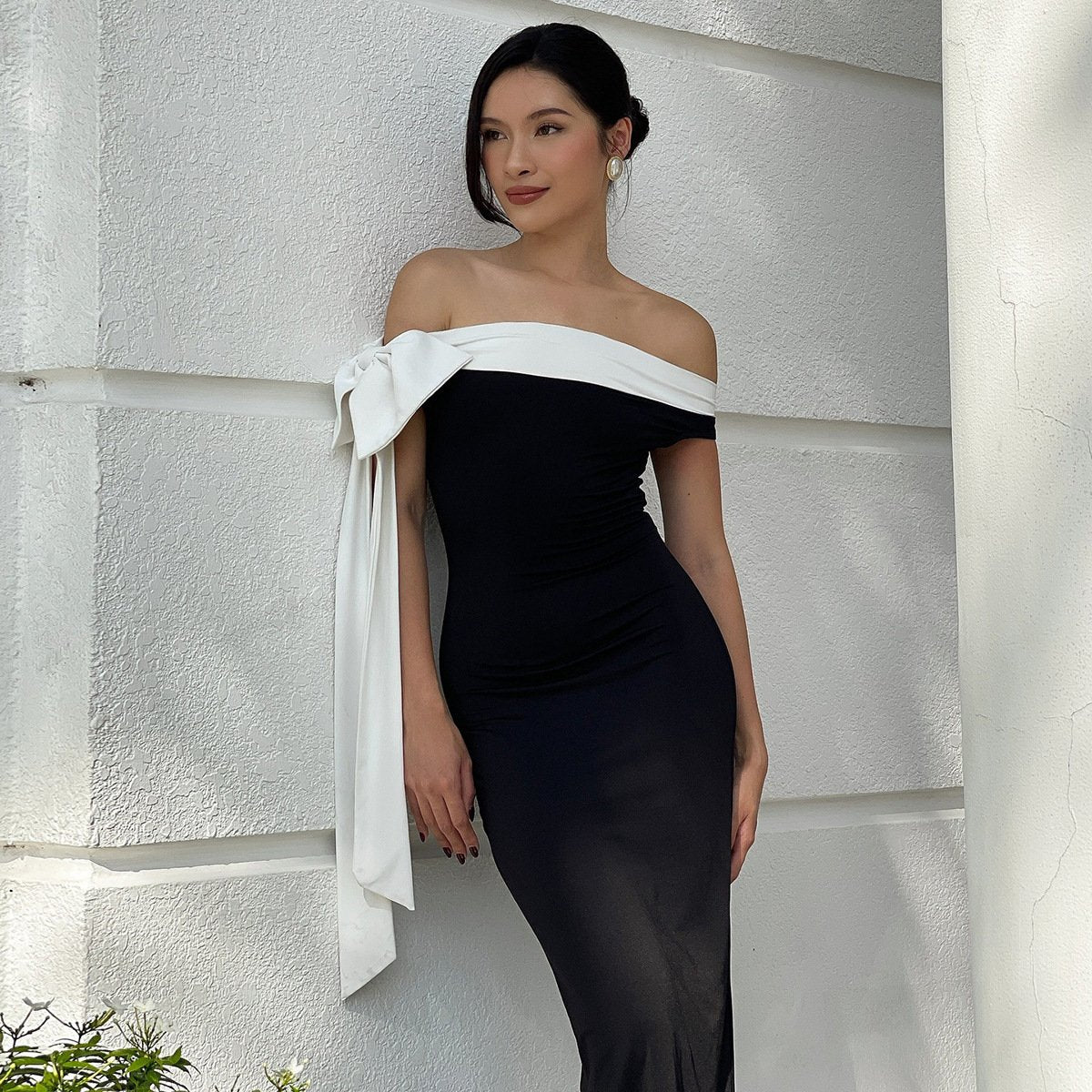 One-shoulder sleeveless figure-hugging dress