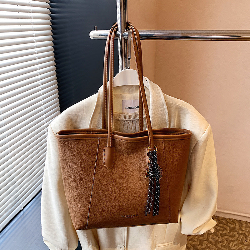 Single-shoulder bag with an oversized compartment under the arm