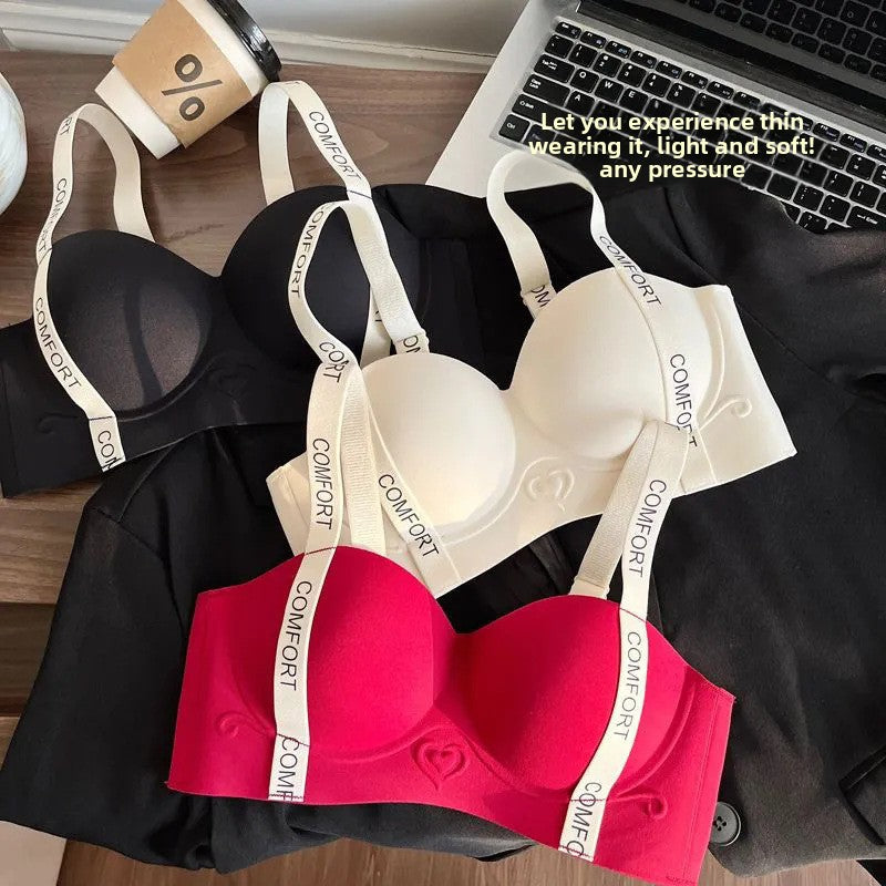 Lift the small chest and gather the seamless underwear