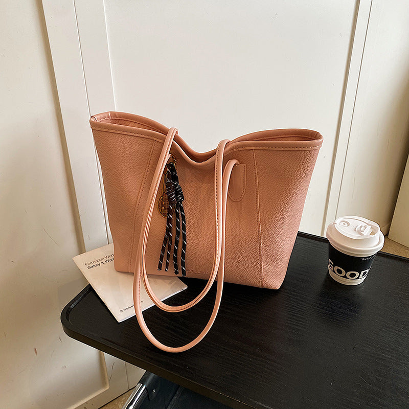 Single-shoulder bag with an oversized compartment under the arm