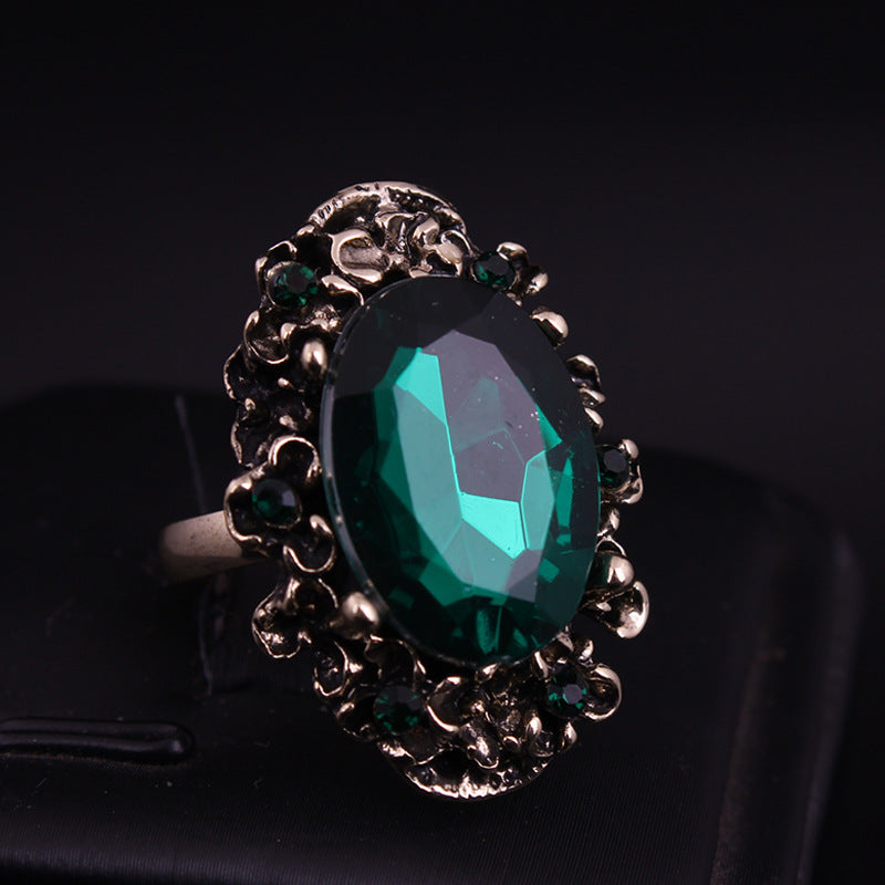 The opening of the crystal large gemstone ring can be adjusted as a female accessory