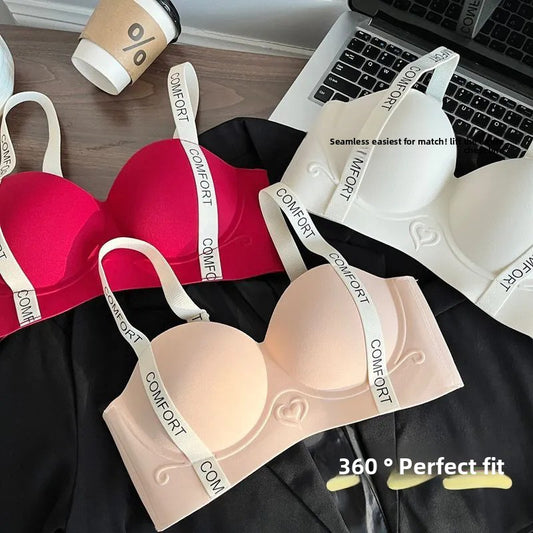 Lift the small chest and gather the seamless underwear
