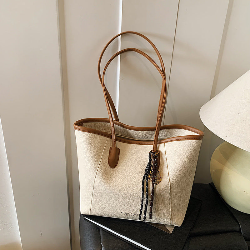 Single-shoulder bag with an oversized compartment under the arm