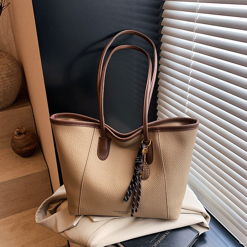 Single-shoulder bag with an oversized compartment under the arm