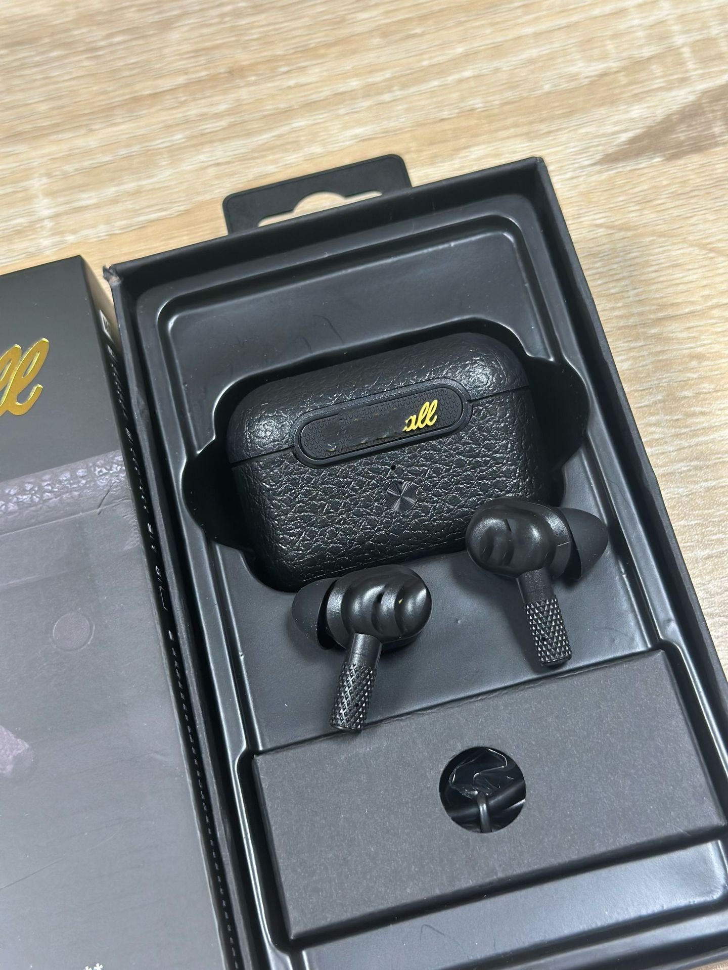 Wireless Bluetooth headphones