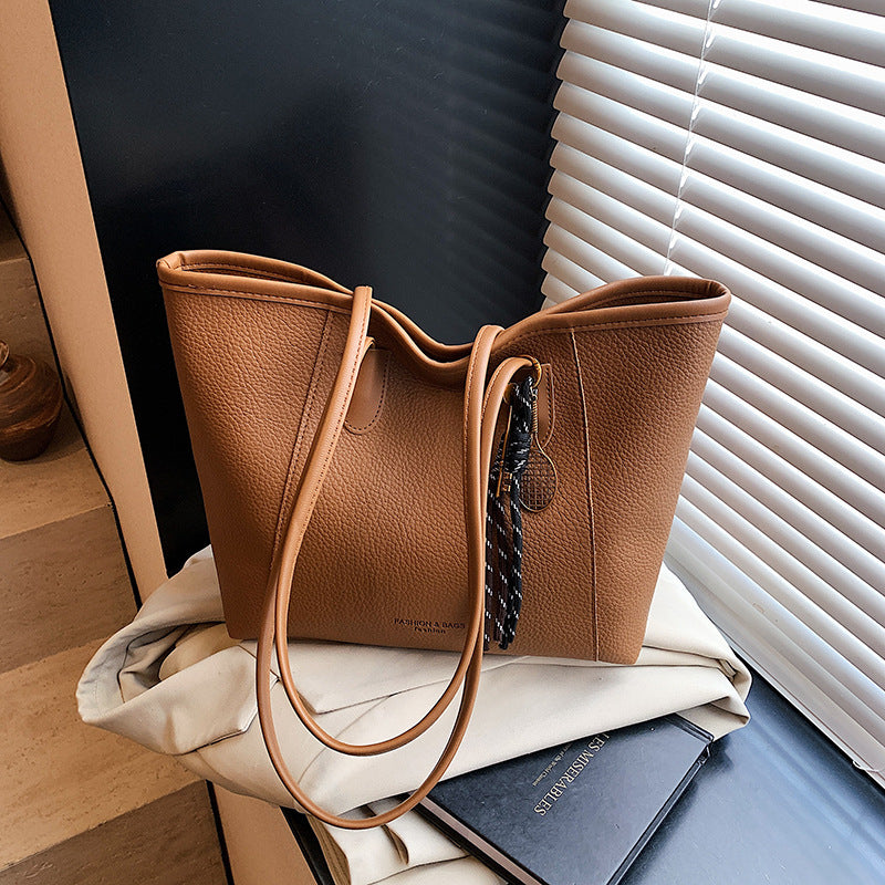 Single-shoulder bag with an oversized compartment under the arm
